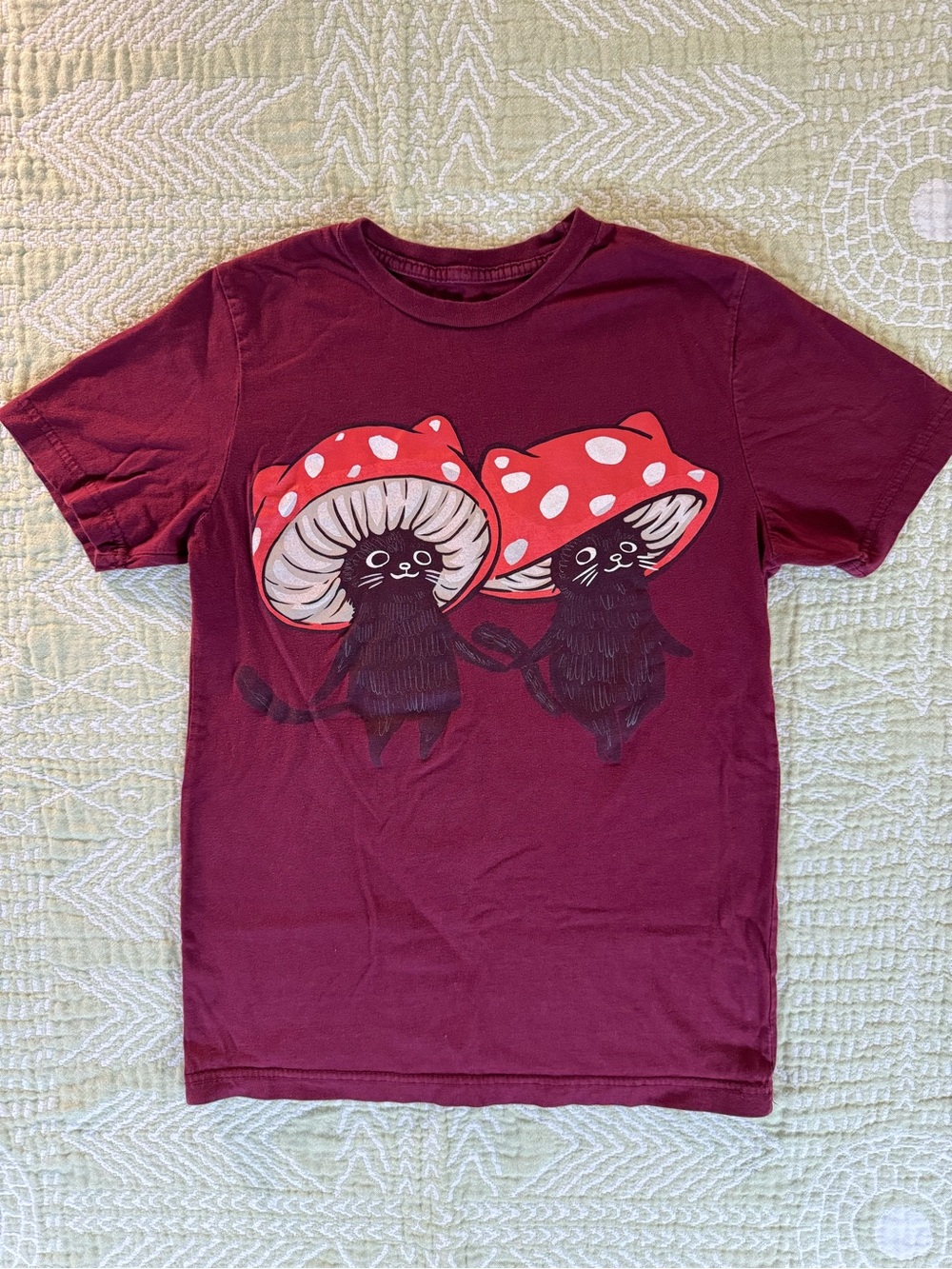 GUC Men’s sz Sm Guild of Calamity Stephanie Bayles  Mushroom Cats burgundy tee
